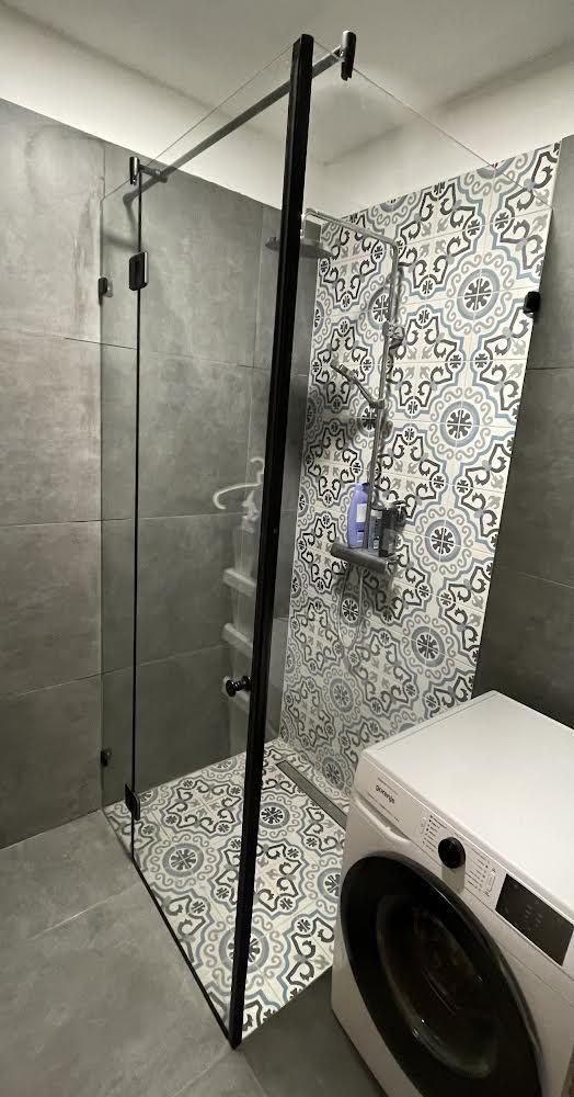 Zuhanykabin referencia 2 – egyedi zuhanykabin beépítés referencia, Garam Glass