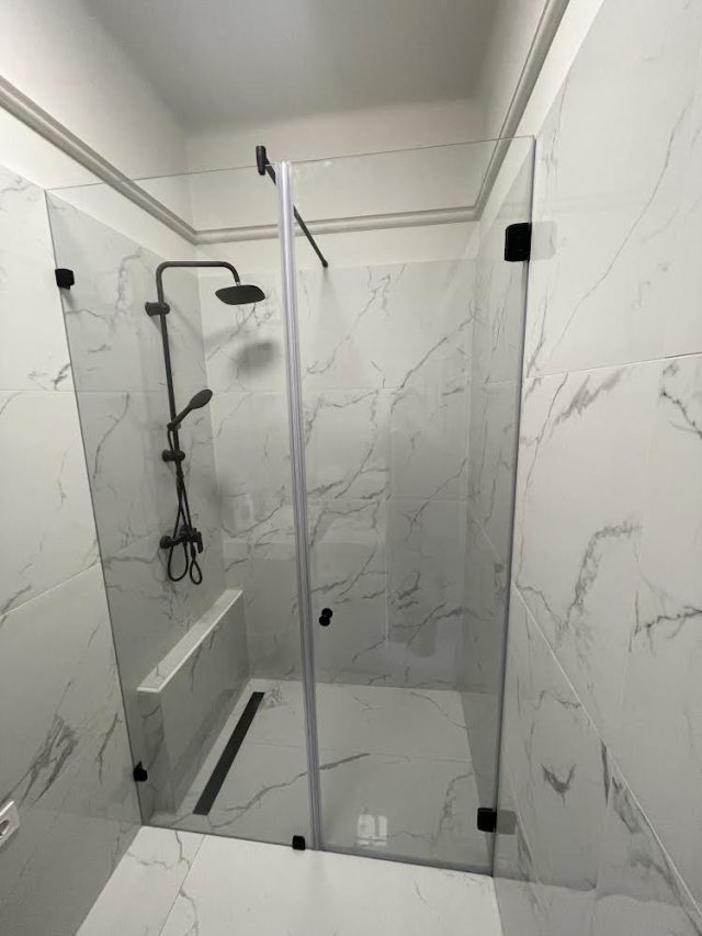 Zuhanykabin referencia 3 – egyedi zuhanykabin beépítés referencia, Garam Glass