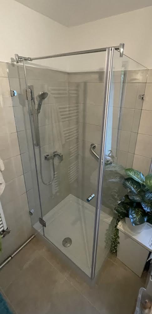 Zuhanykabin referencia 4 – egyedi zuhanykabin beépítés referencia, Garam Glass