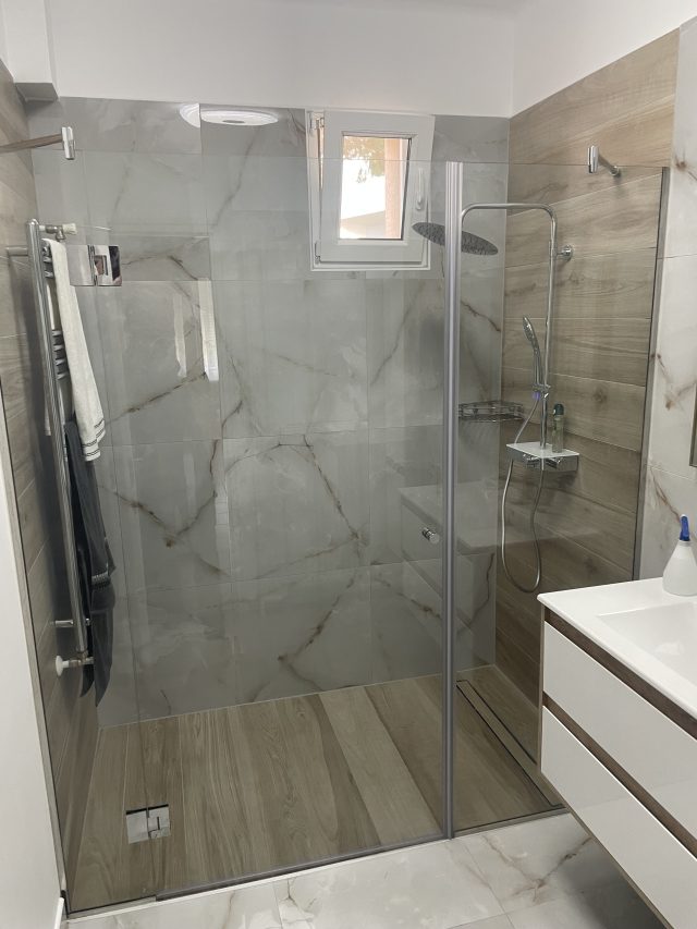 Zuhanykabin referencia 5 – egyedi zuhanykabin beépítés referencia, Garam Glass